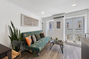 TV - Apartment Alfama Travel in the Heart of Lisbon and near the Harbour. (Lisboa)