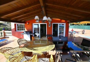 Outdoor dining - Pet-Friendly "Villa Serymar" with Stunning Moutain and Sea Views, Private Pool, Terrace, A/C & WiFi (Almuñécar)