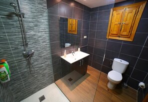 Badewanne, Haartrockner, Handtücher