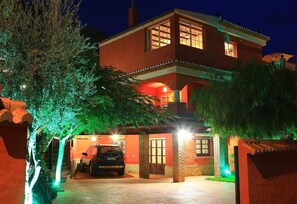 Exterior - Pet-Friendly "Villa Serymar" with Stunning Moutain and Sea Views, Private Pool, Terrace, A/C & WiFi (Almuñécar)