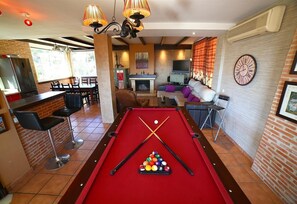 Games room - Pet-Friendly "Villa Serymar" with Stunning Moutain and Sea Views, Private Pool, Terrace, A/C & WiFi (Almuñécar)