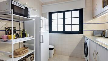 Refrigerador, microondas, horno, placa de cocina