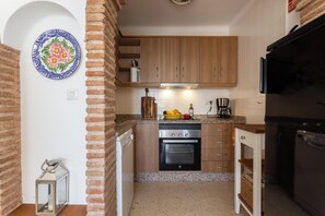 Een koelkast, een oven, een kookplaat, een vaatwasser