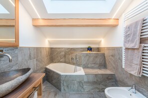 Badewanne, Haartrockner, Handtücher