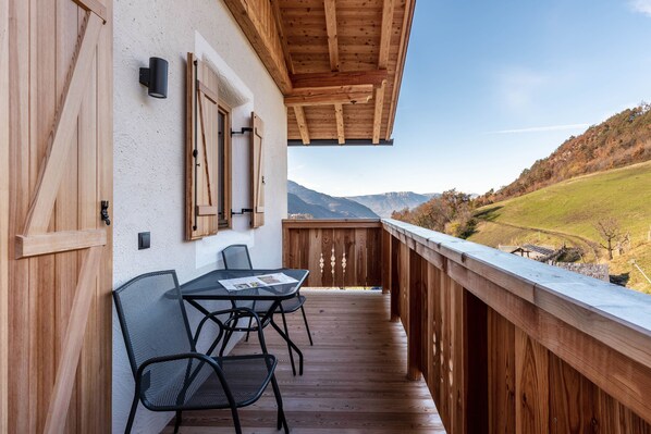 Outdoor dining - Apartment "Guntschöllerhof Mendelkamm" with Mountain View, Wi-Fi, Balcony & Garden (Völs)