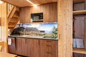 Fridge, microwave, oven, stovetop - Apartment "Guntschöllerhof Mendelkamm" with Mountain View, Wi-Fi, Balcony & Garden (Völs)