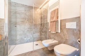 Een douche, een haardroger, handdoeken