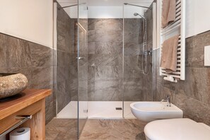 Een douche, een haardroger, handdoeken