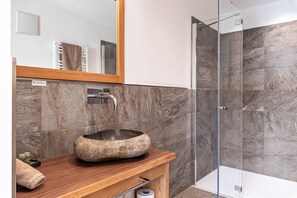 Shower, hair dryer, towels - Apartment "Guntschöllerhof Laugen" with Mountain View, Wi-Fi, Balcony & Garden (Völs)