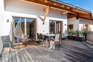 Outdoor dining - Apartment "Guntschöllerhof Laugen" with Mountain View, Wi-Fi, Balcony & Garden (Völs)