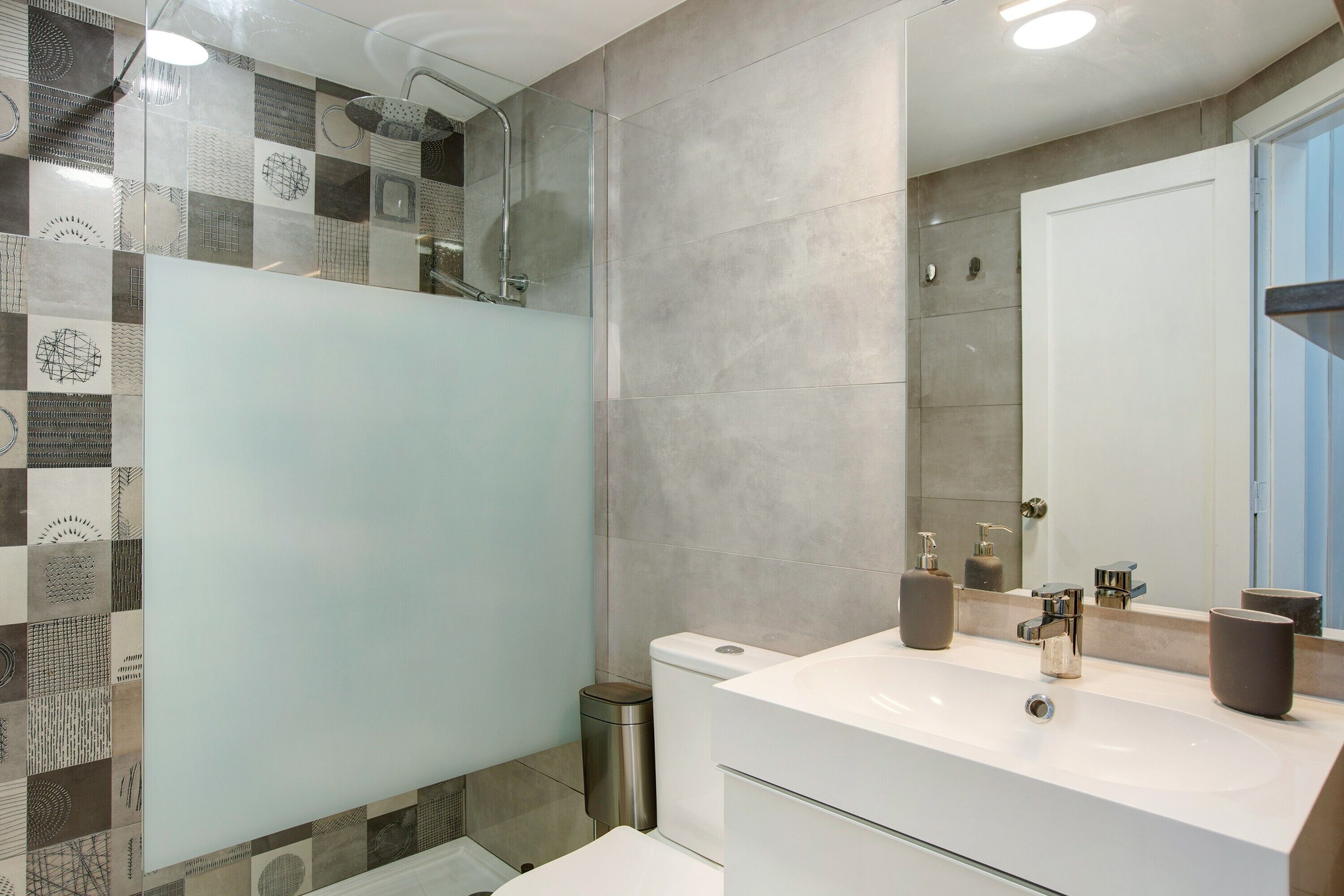 Bañera, secador de pelo, toallas