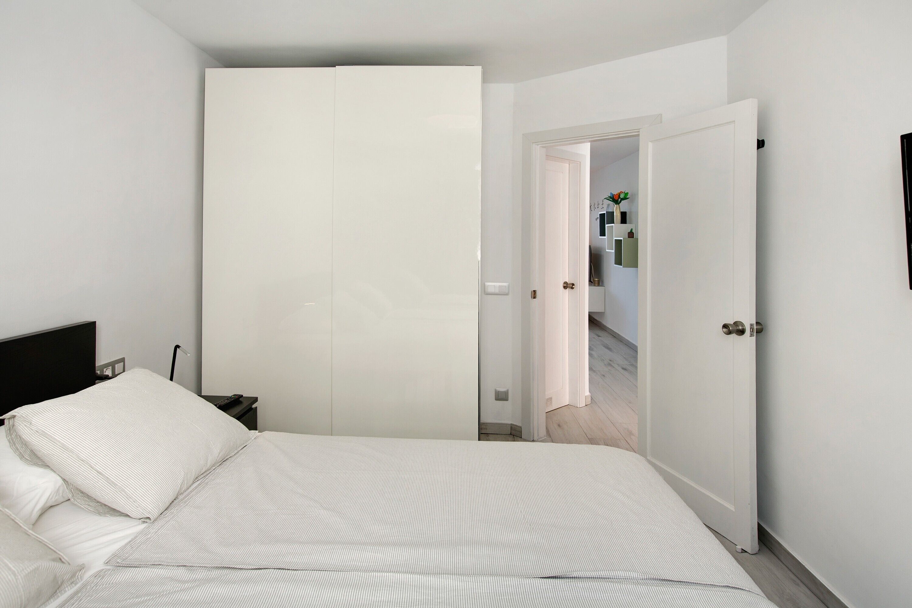 1 habitación, tabla de planchar con plancha, wifi gratis y ropa de cama 