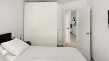 1 habitación, tabla de planchar con plancha, wifi gratis y ropa de cama