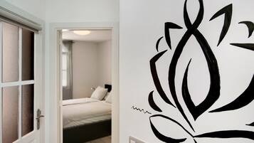 1 habitación, tabla de planchar con plancha, wifi gratis y ropa de cama