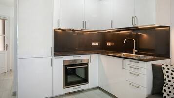Refrigerador, microondas, horno, placa de cocina