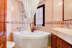 Badewanne, Haartrockner, Handtücher