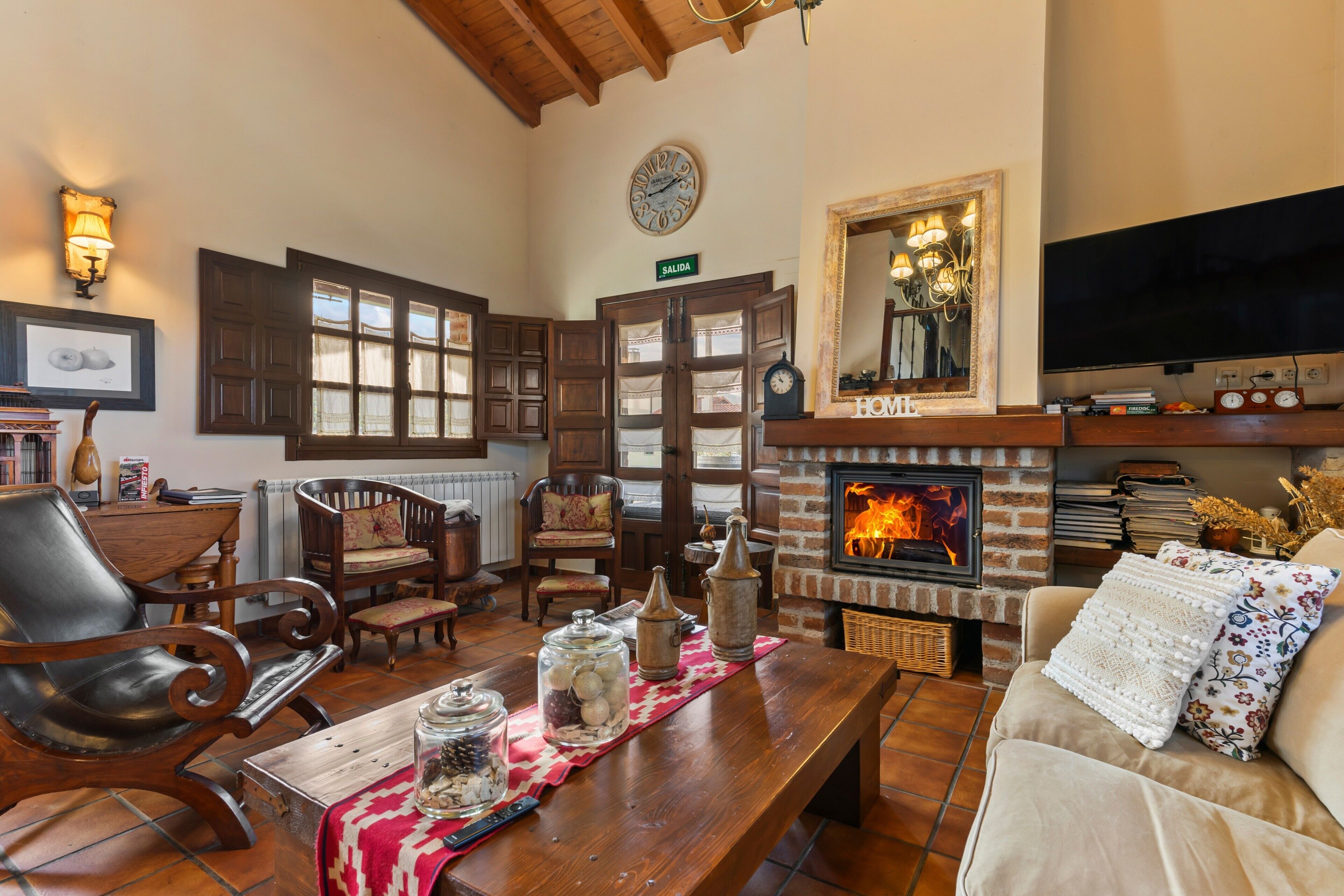 Fernseher, Kamin, Stereoanlage