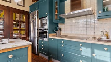 Frigorífico, microondas, horno y placa de cocina