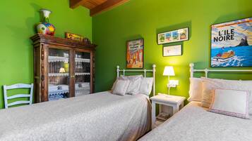 3 dormitorios, tabla de planchar con plancha, ropa de cama