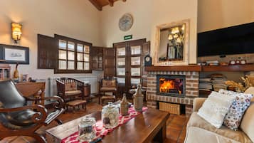 Una televisión, una chimenea, un reproductor estéreo