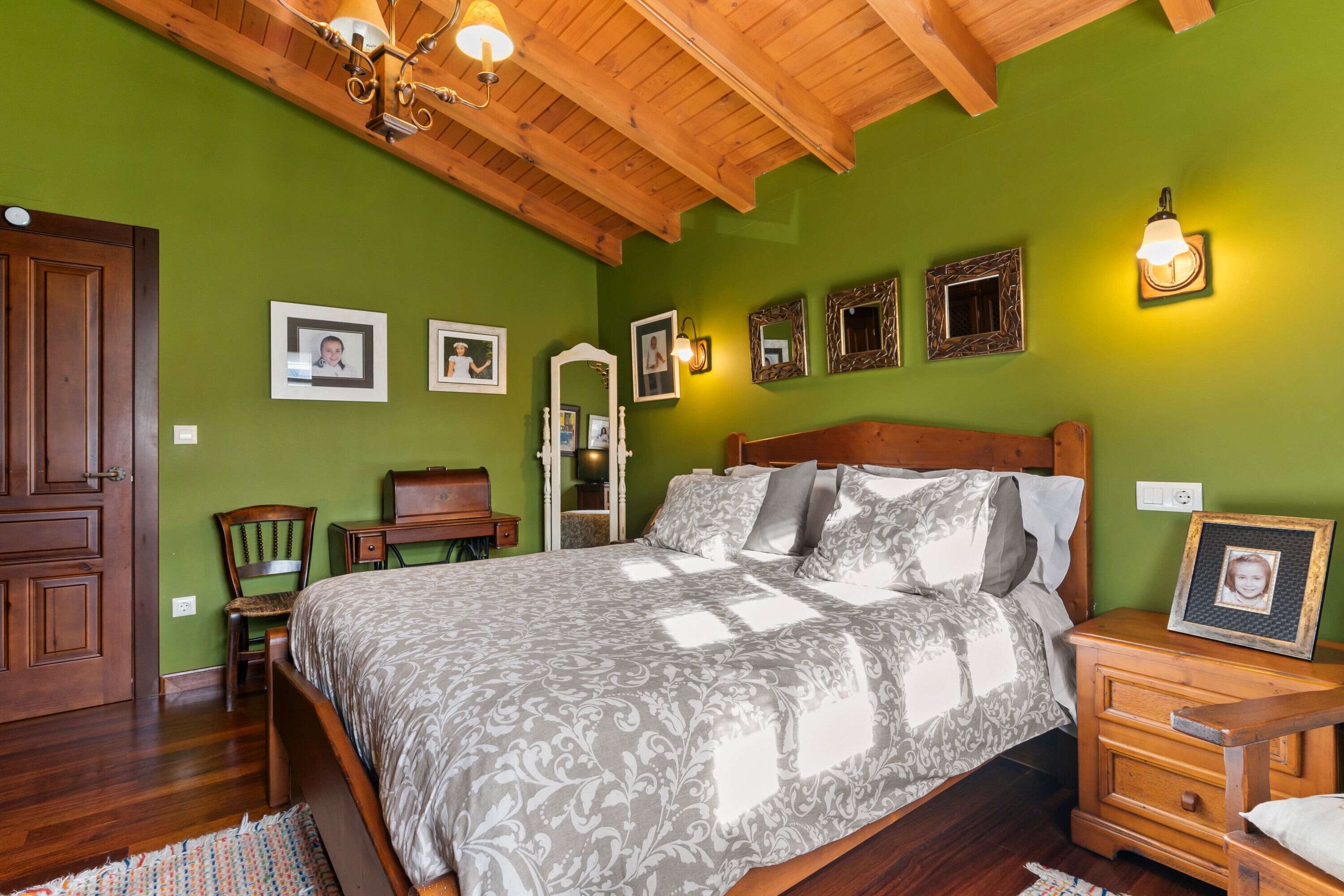 3 slaapkamers, een strijkplank/strijkijzer, wifi, beddengoed