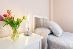 3 slaapkamers, een strijkplank/strijkijzer, gratis wifi, beddengoed