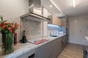Refrigerador, microondas, horno, placa de cocina