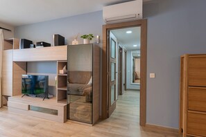 TV, stereo - Apartment "Paradise" on the Beach with Pool, Tennis Court, Terrace & Wi-Fi (Benalmádena)
