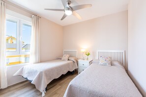 3 bedrooms, iron/ironing board, free WiFi, bed sheets - Apartment "Paradise" on the Beach with Pool, Tennis Court, Terrace & Wi-Fi (Benalmádena)