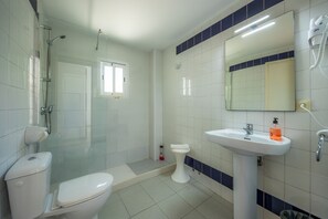 Dusch, hårtork och handdukar