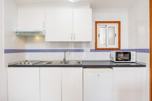 Refrigerador, microondas, parrilla de estufa y cafetera y tetera 