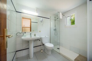 Ducha, secador de pelo y toallas