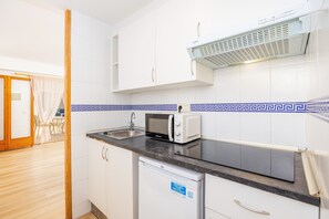 Fridge, microwave, stovetop, coffee/tea maker - Holiday Apartment "Felipe 2-2" with Terrace & Shared Pool (Tourist Taxes Included) (Cala Dor)
