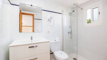 Een douche, een haardroger, handdoeken