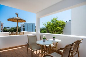 Outdoor dining - Holiday Apartment "Felipe 2-4" with Terrace & Shared Pool (Tourist Taxes Included) (Cala Dor)