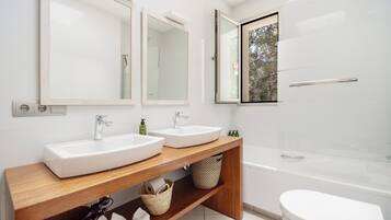 Bañera, secador de pelo y toallas