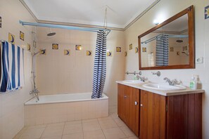 Bathtub, towels