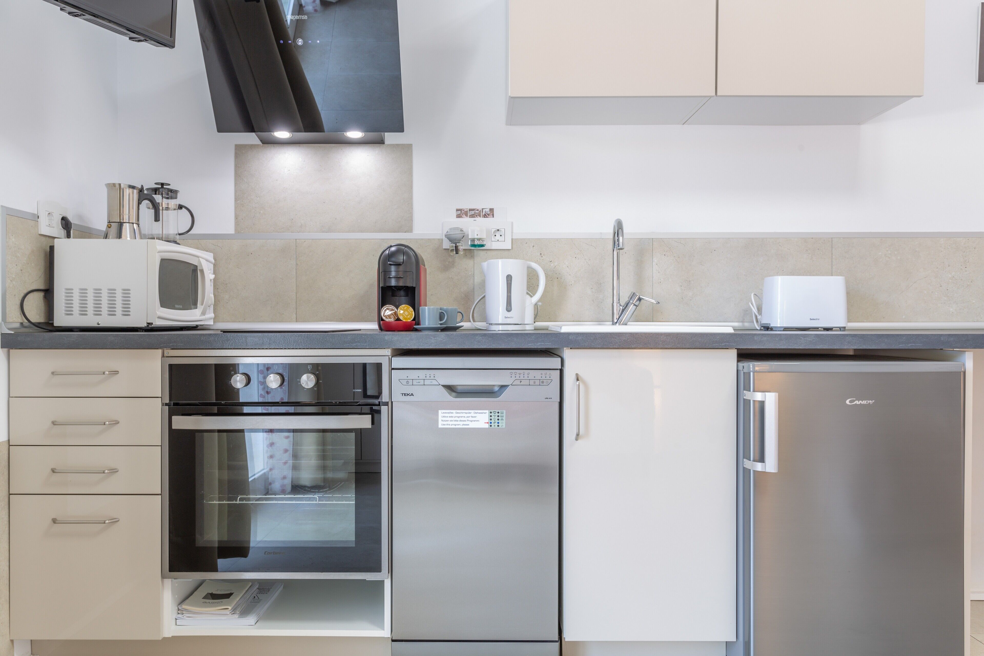 Réfrigérateur, micro-ondes, four, plaque de cuisson