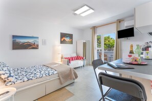 Een strijkplank/strijkijzer, gratis wifi, beddengoed