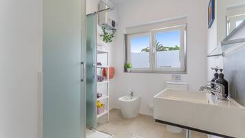 Bañera, secador de pelo, toallas