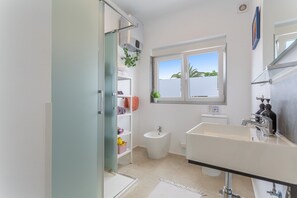 Bañera, secador de pelo, toallas