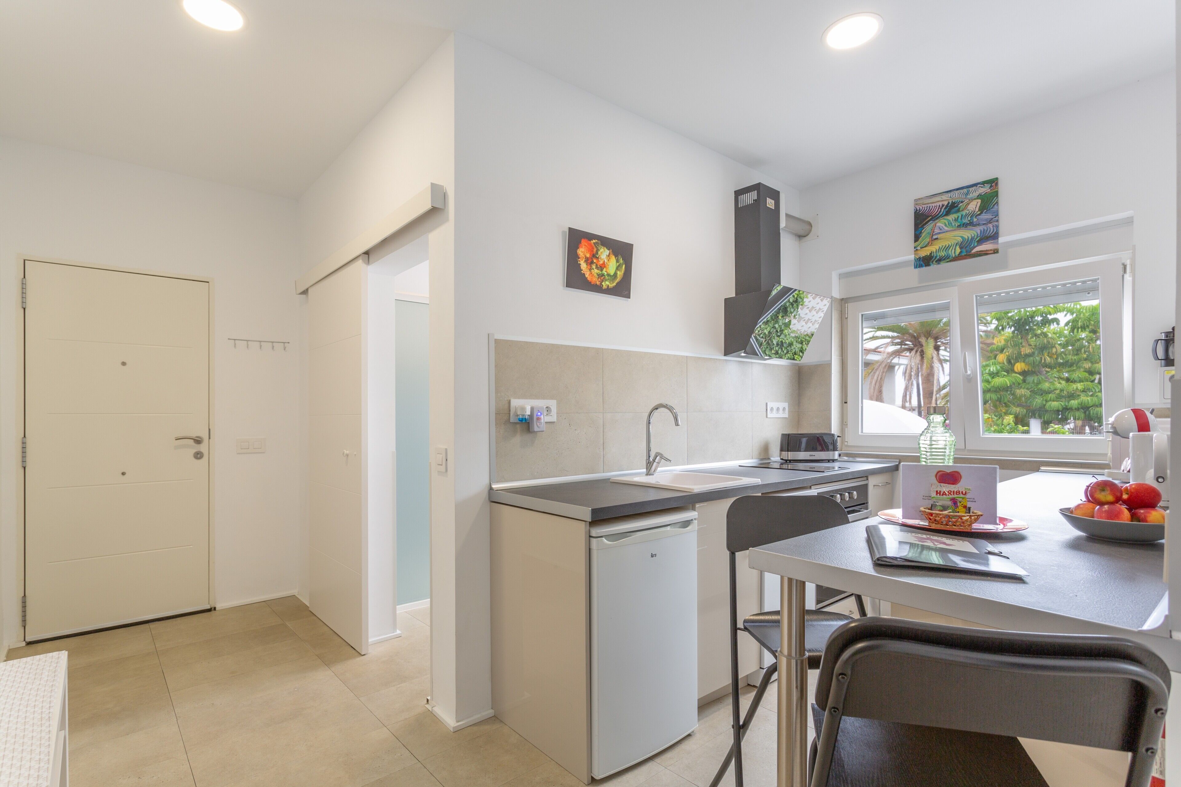 Køleskab, mikrobølgeovn, ovn, kogeplade