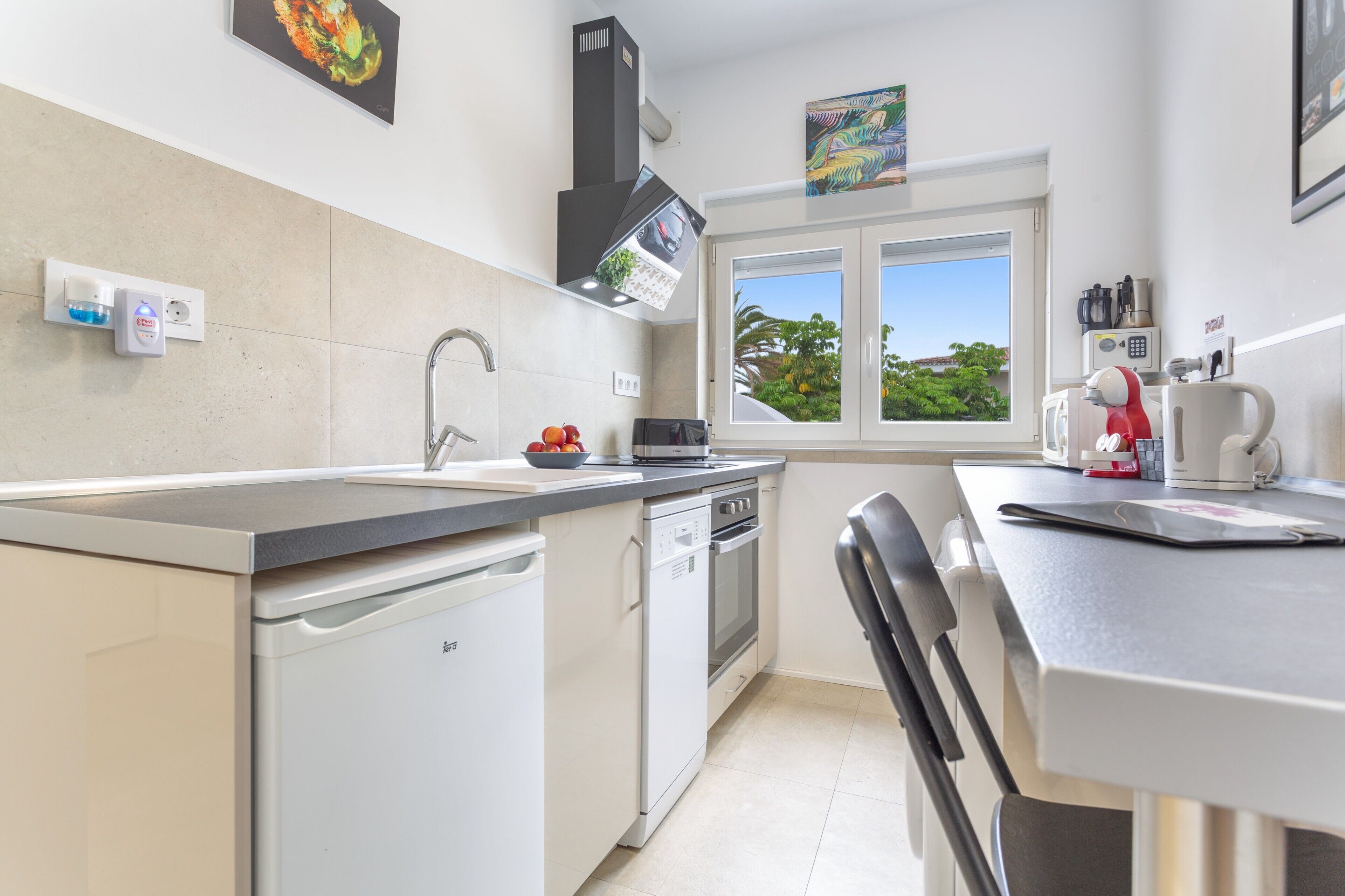 Kjøleskap, mikrobølgeovn, ovn og kokeplater