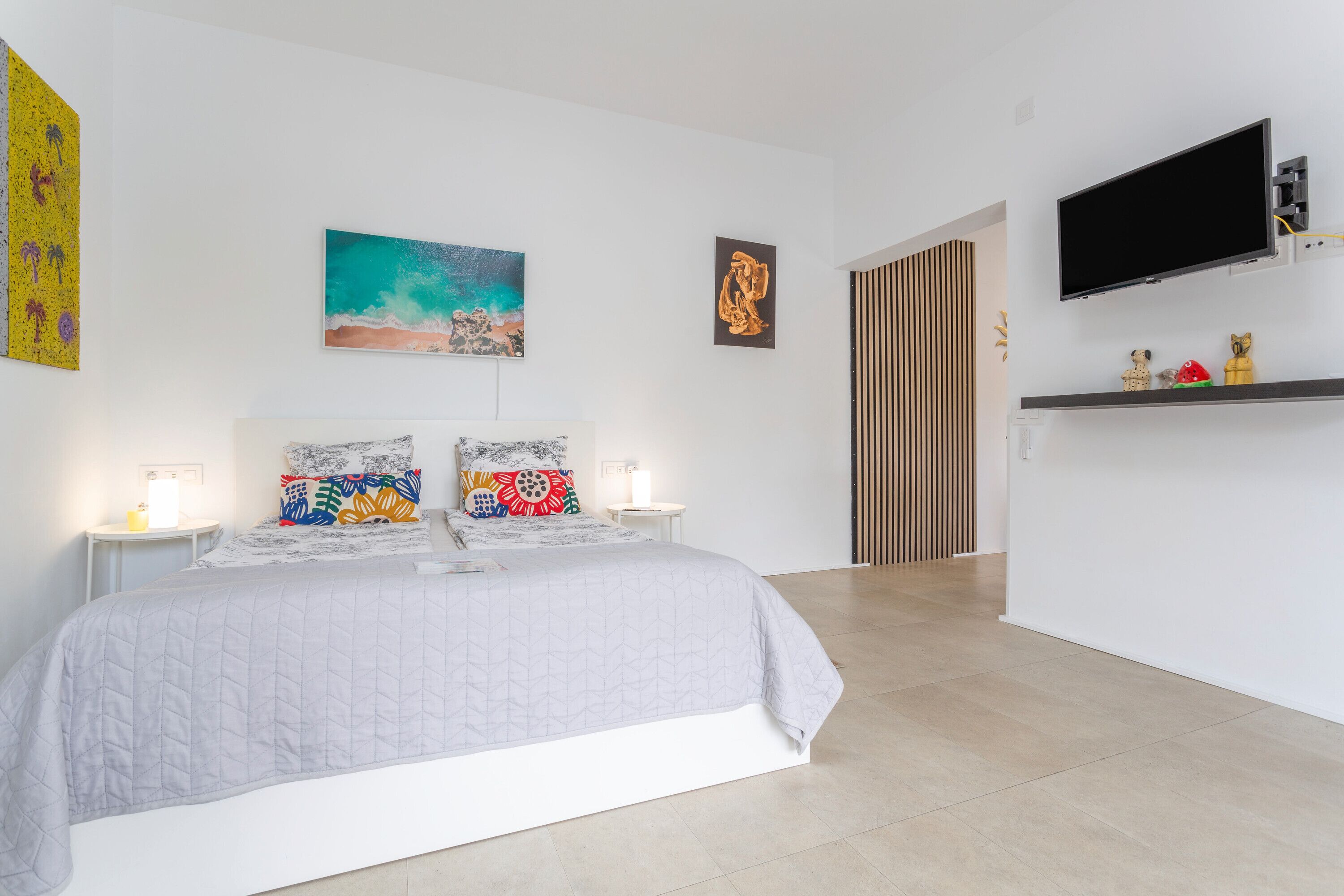 Een strijkplank/strijkijzer, gratis wifi, beddengoed