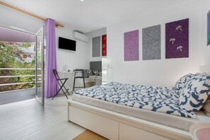 Iron/ironing board, free WiFi, bed sheets