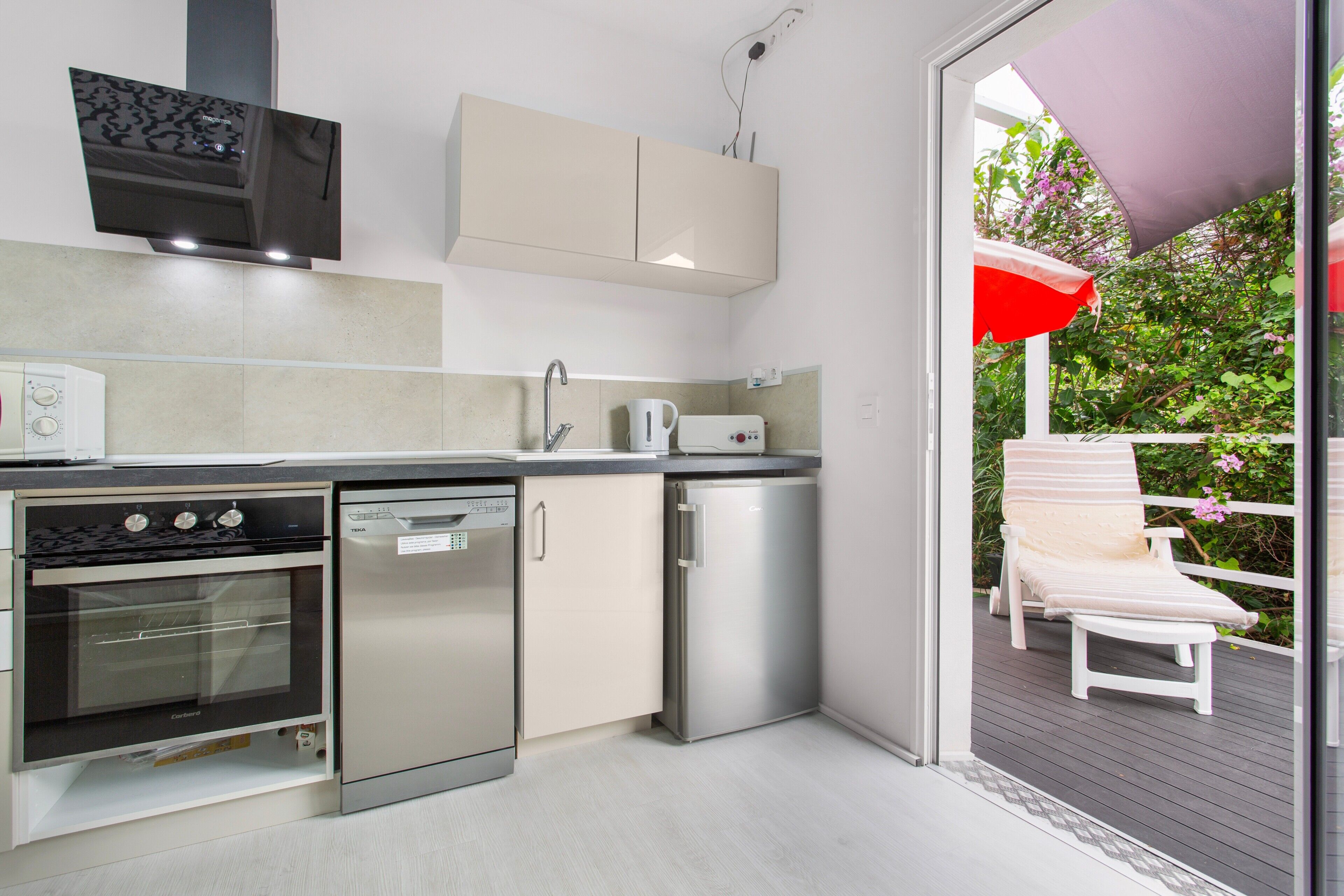 Réfrigérateur, micro-ondes, four, plaque de cuisson