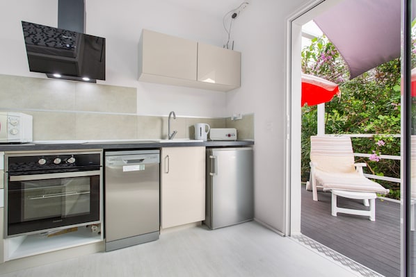 Fridge, microwave, oven, stovetop