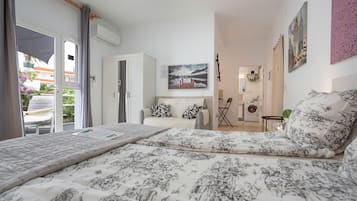 Planxa i posts de planxar, wifi gratuïta i roba de llit