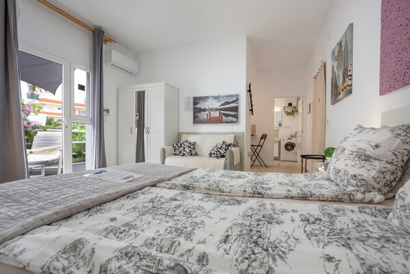 Iron/ironing board, free WiFi, bed sheets