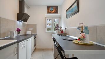 Kühlschrank, Mikrowelle, Ofen, Herdplatte